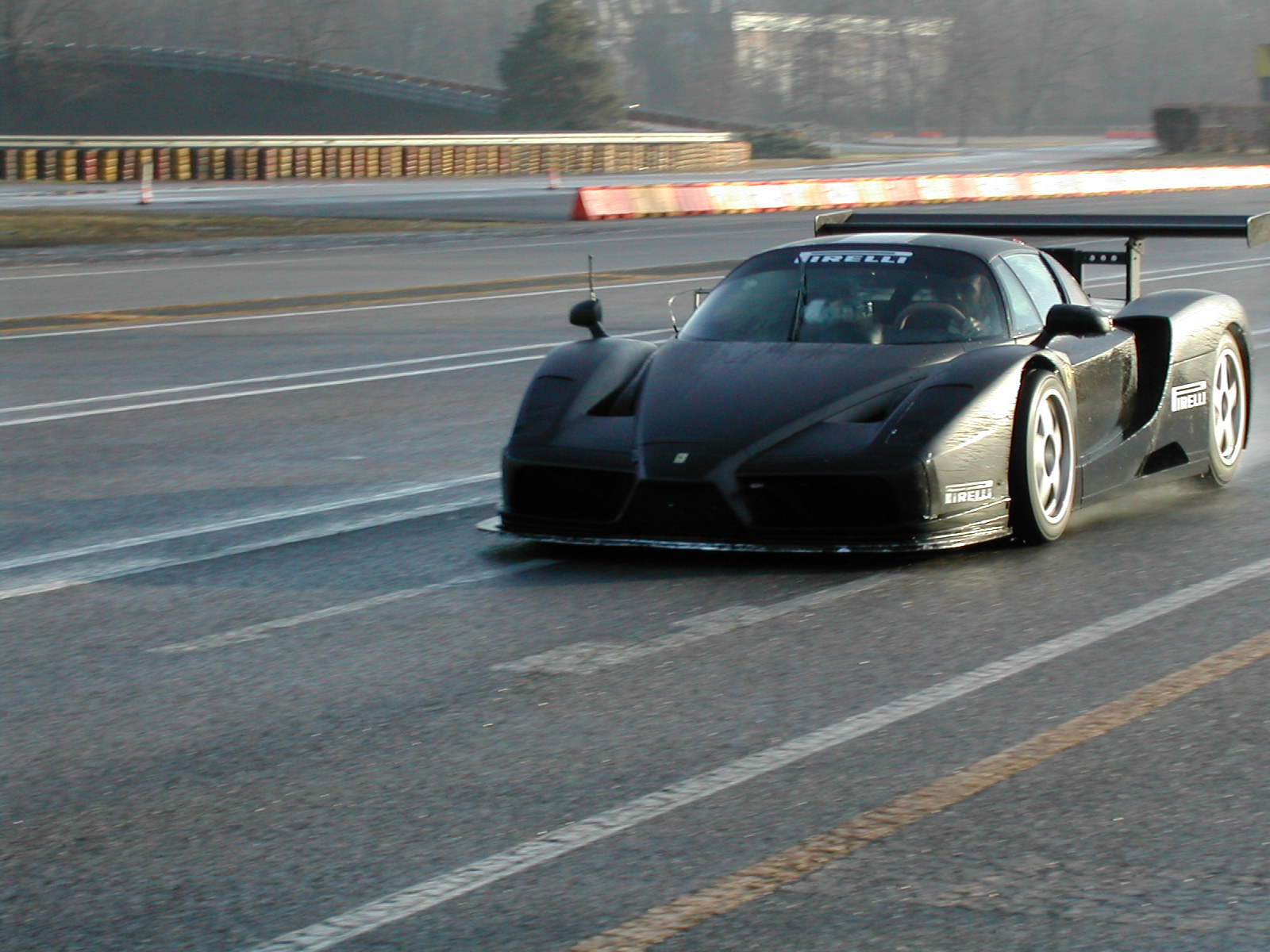 Muletto della Ferrari Enzo utilizzata per lo sviluppo degli pneumatici della Maserati MC12