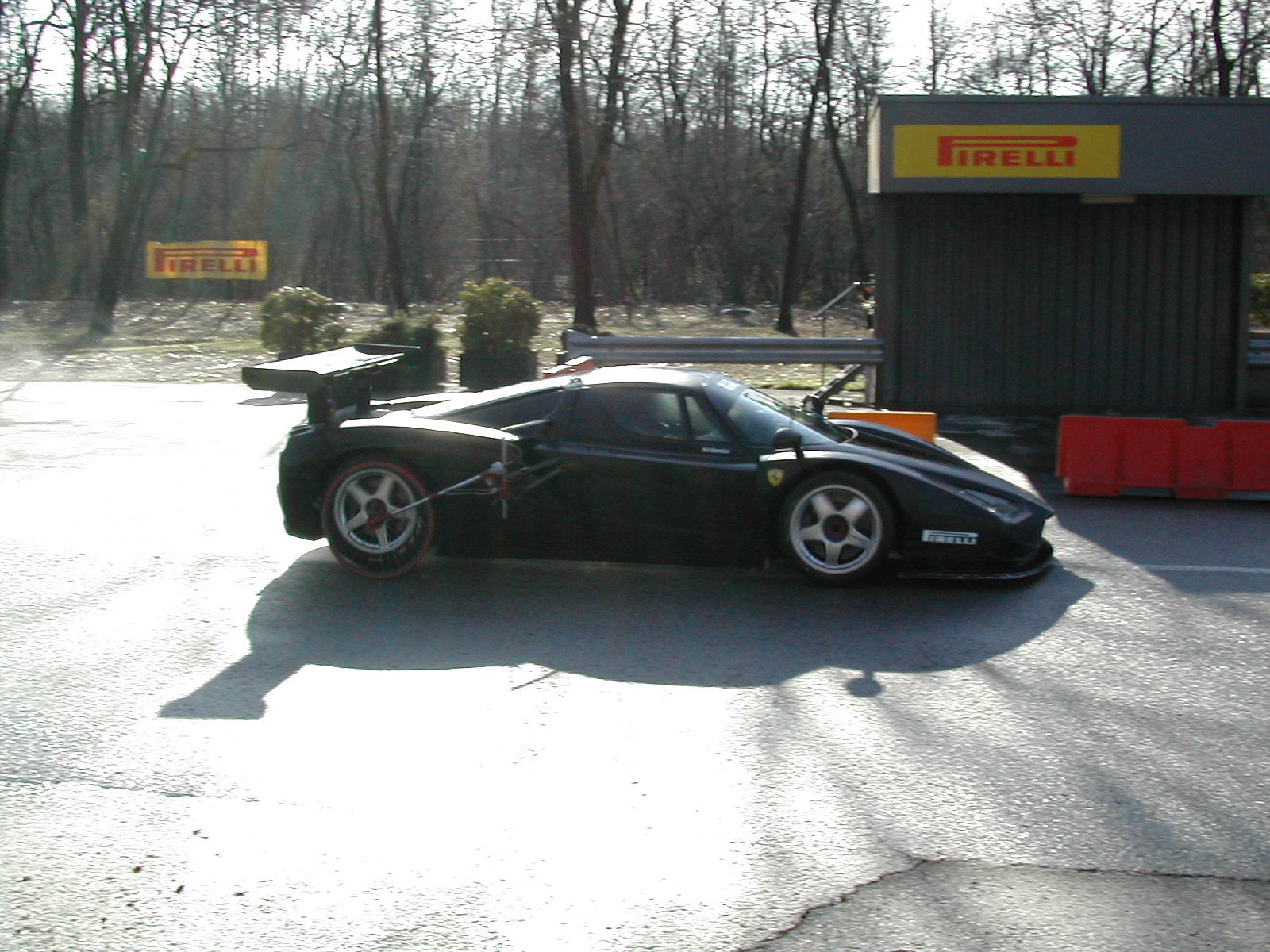 Muletto della Ferrari Enzo utilizzata per lo sviluppo degli pneumatici della Maserati MC12