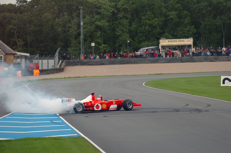 Un'esibizione a Donington al volante della Ferrari F2002