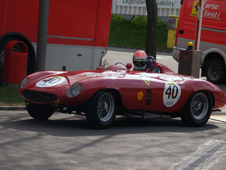 Al volante della Ferrari 750 Monza