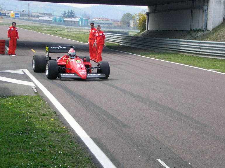 Al volante della Ferrari 156-85 di Michele Alboreto