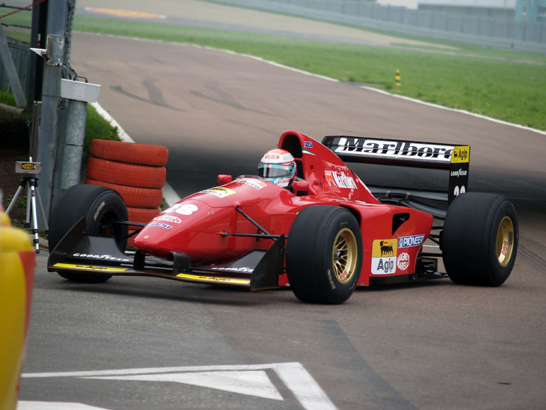 Al volante della Ferrari 412 T1