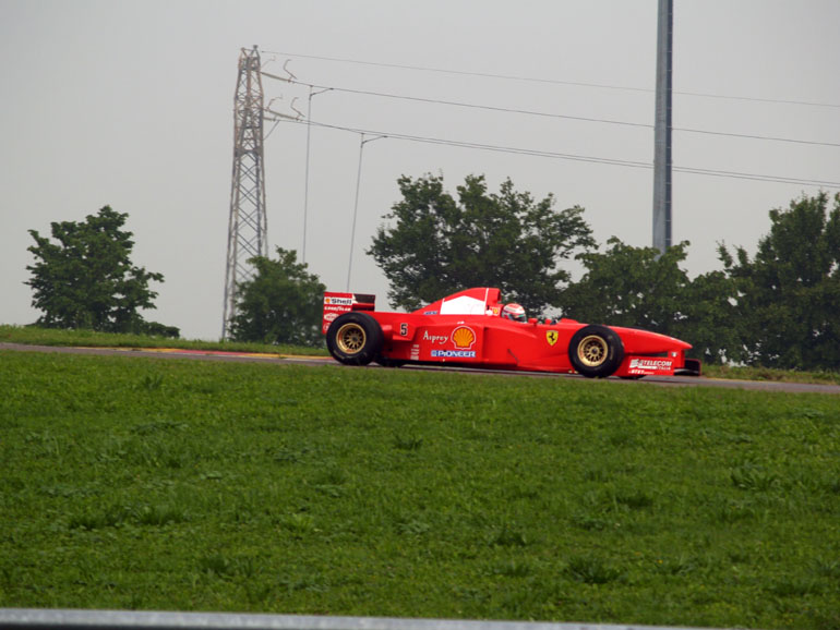 Al volante della Ferrari F310B