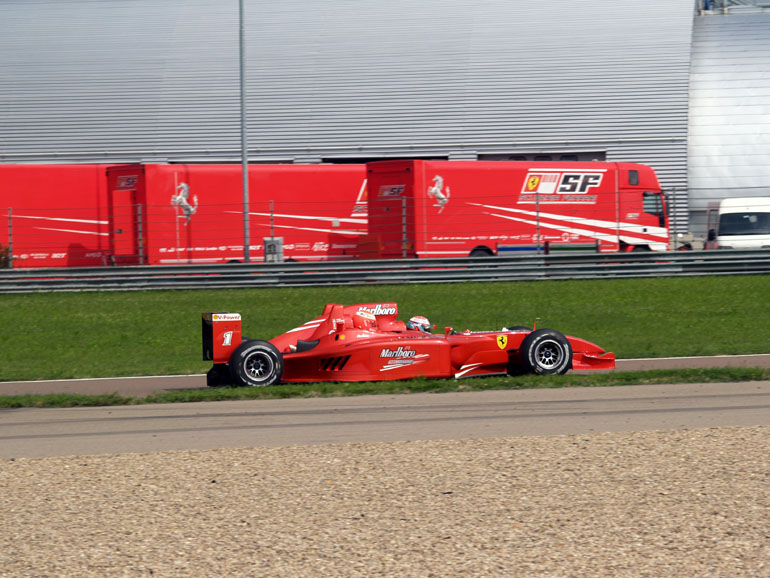 Al volante della Ferrari Formula 1 Triposto, foto di Michele Nunziello