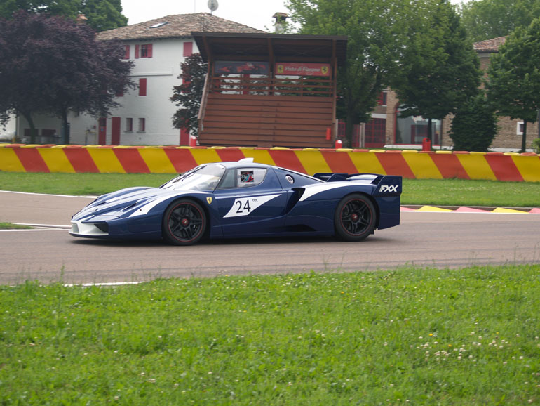 Al volante della Ferrari FXX