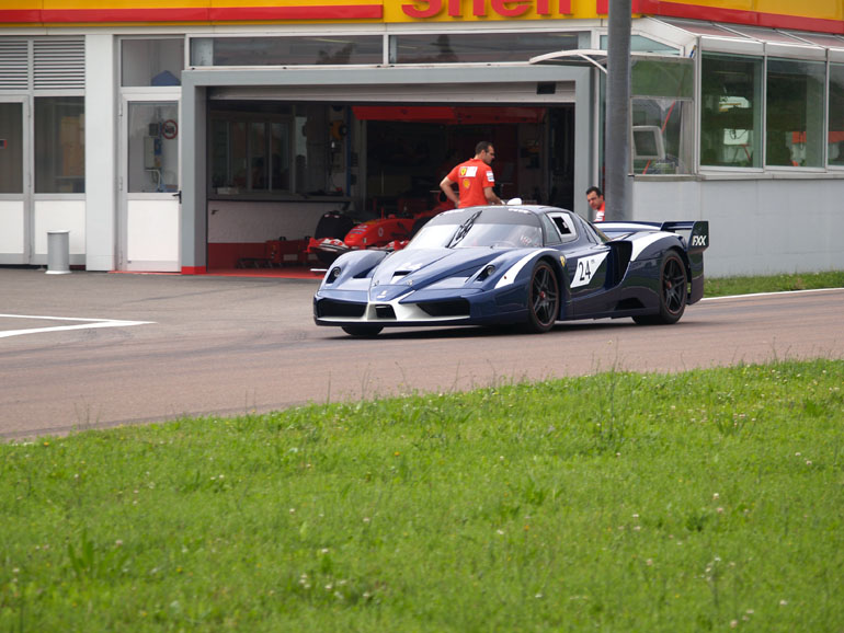 Al volante della Ferrari FXX